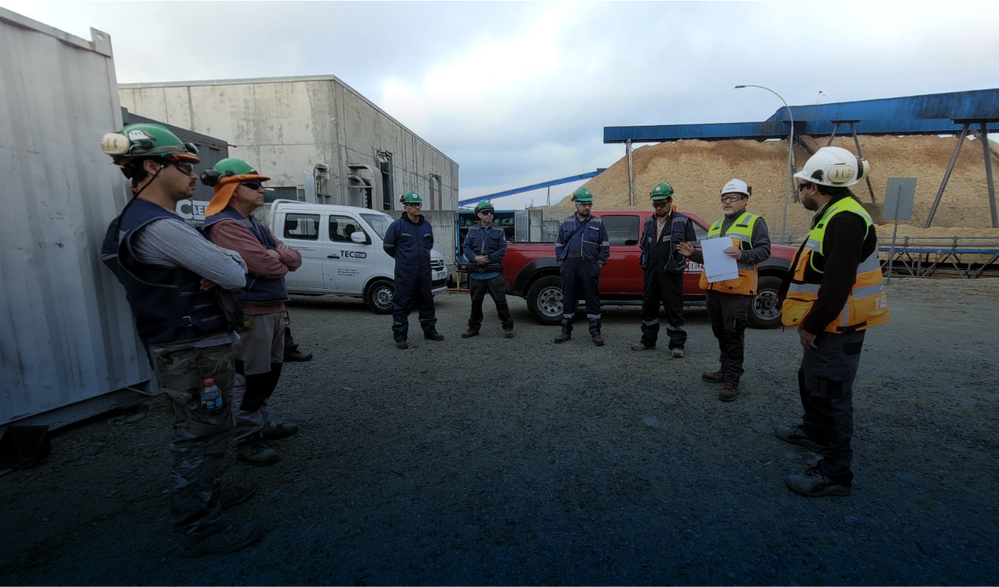 Equipo de TECBELT trabajando en una cinta transportadora